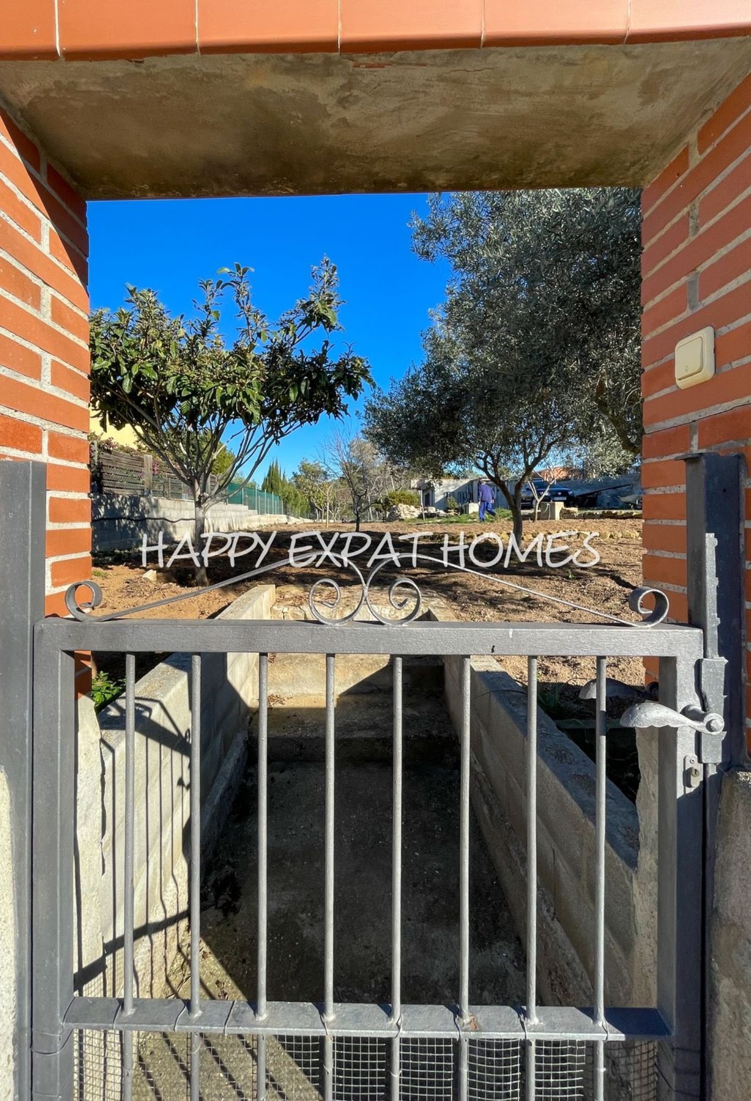 Schönes Grundstück von 756m2 mit herrlichem Blick auf die Berge, völlig flach, das durch seine Ausrichtung den ganzen Tag Sonne und Licht hat. 

Ein