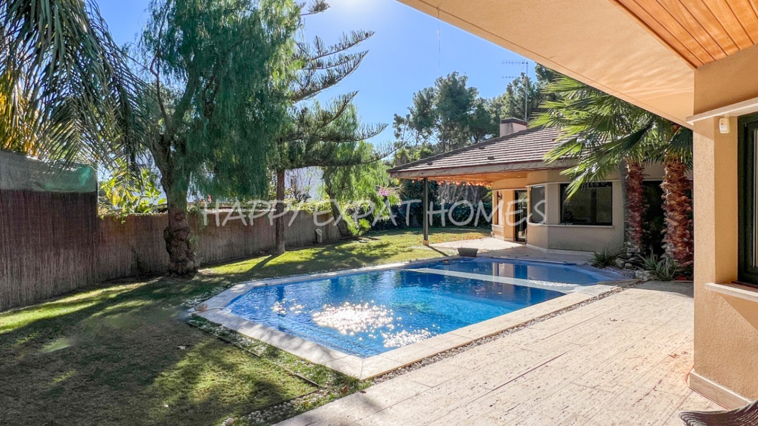 Exquisite modern-klassische Residenz mit Touristenlizenz, Energieausweis B und besonderen Merkmalen, die von David Marshall entworfen wurden, alle mit