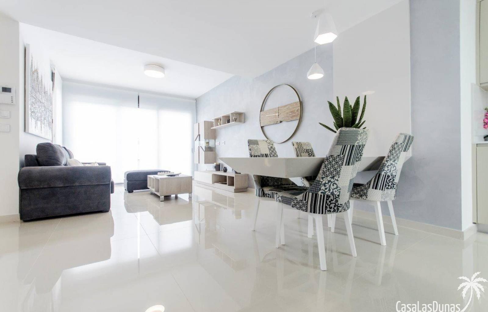  Diese Wohnanlage, bestehend aus 18 einzelnen Villen, befindet sich derzeit im Bau, 10 Kilometer von den hervorragenden Sandstränden der Costa Blanca 