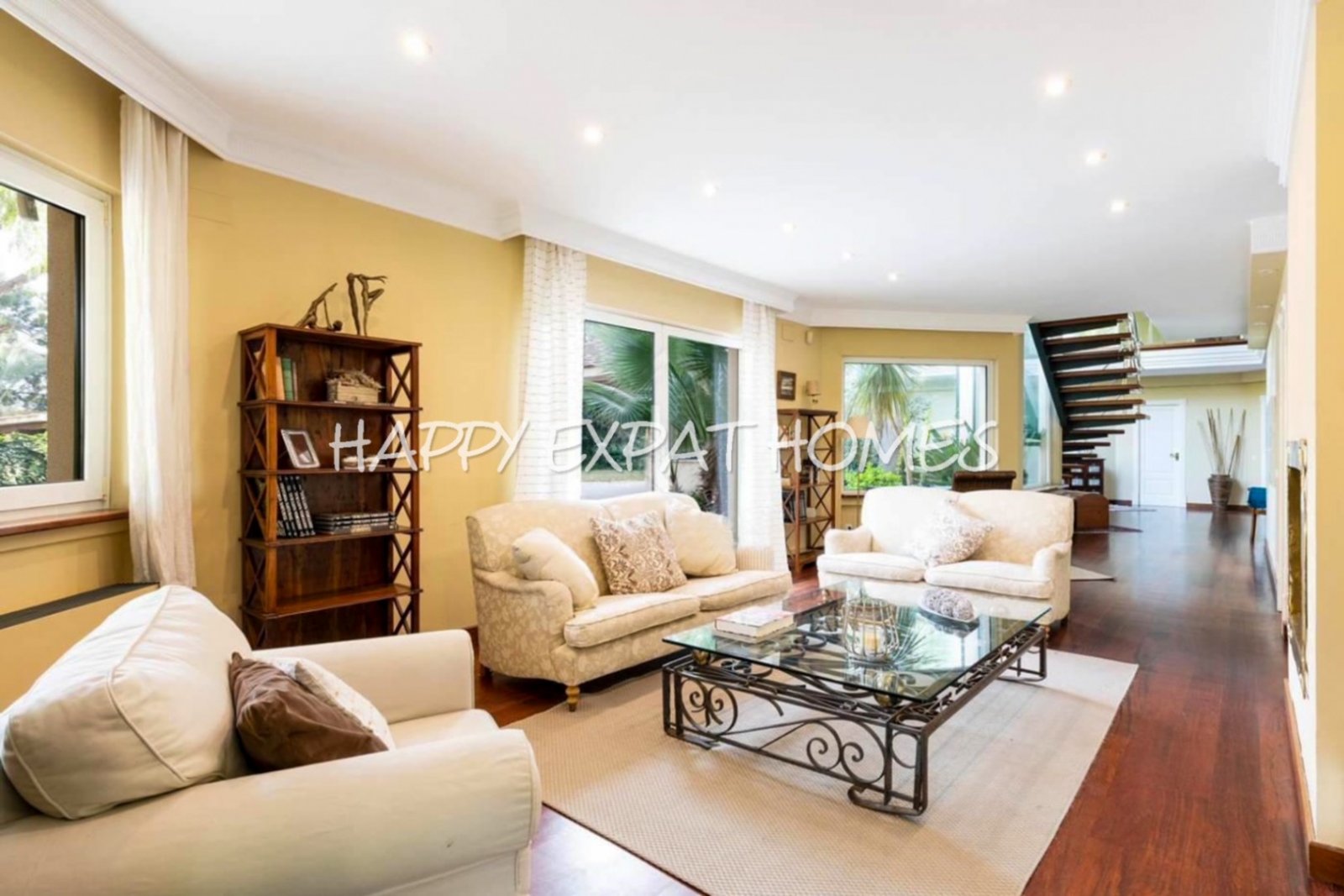 Exquisite modern-klassische Residenz mit Touristenlizenz, Energieausweis B und besonderen Merkmalen, die von David Marshall entworfen wurden, alle mit