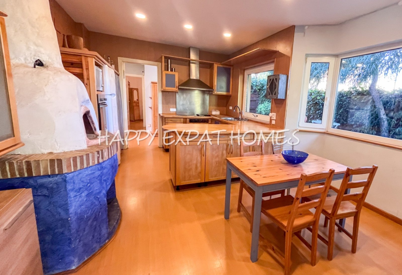 Exquisite modern-klassische Residenz mit Touristenlizenz, Energieausweis B und besonderen Merkmalen, die von David Marshall entworfen wurden, alle mit