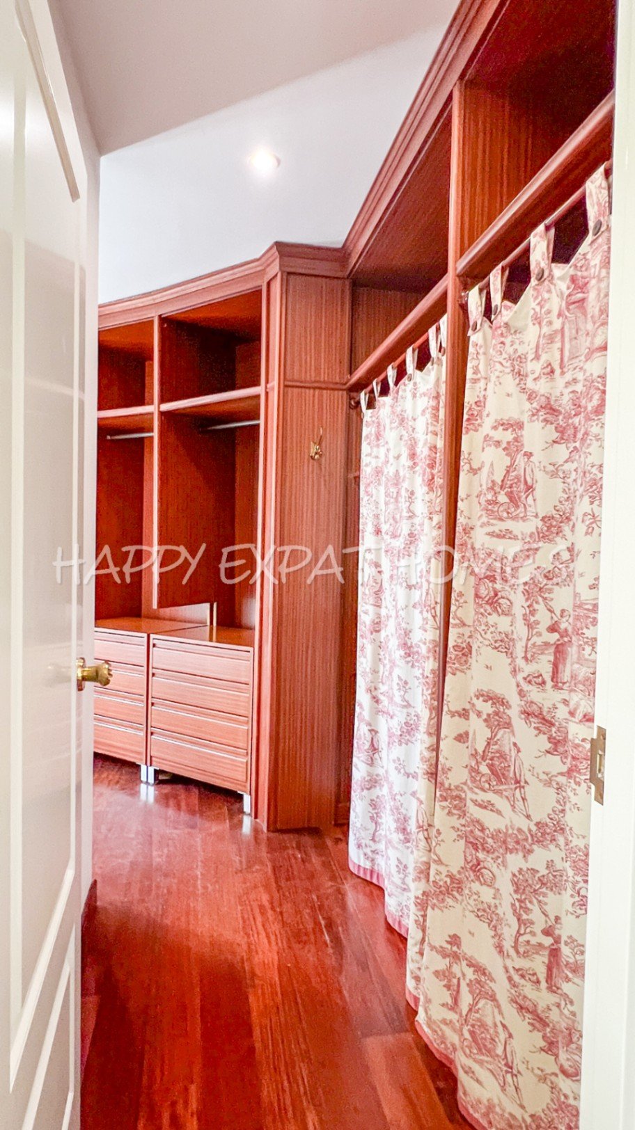 Exquisite modern-klassische Residenz mit Touristenlizenz, Energieausweis B und besonderen Merkmalen, die von David Marshall entworfen wurden, alle mit