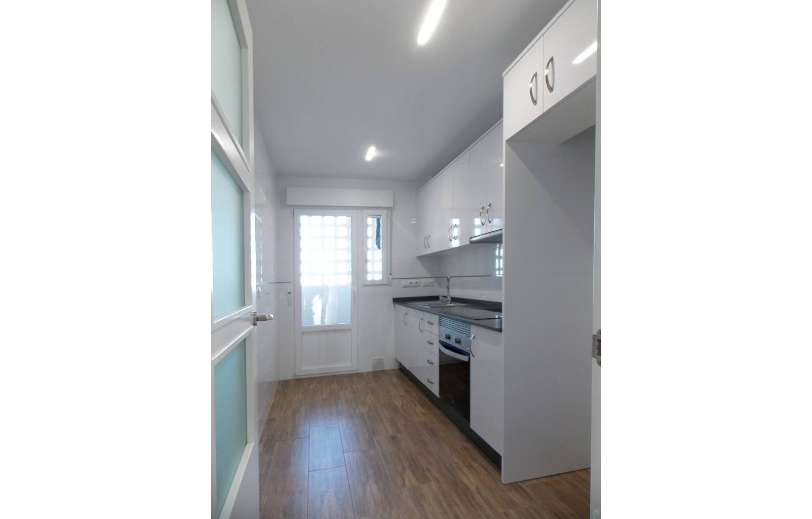  Dieses wunderschöne Projekt ist Teil von 4 verschiedenen Modellen von Apartments in erster Meereslinie in der Nähe von Puerto Deportivo Tomas Maestre