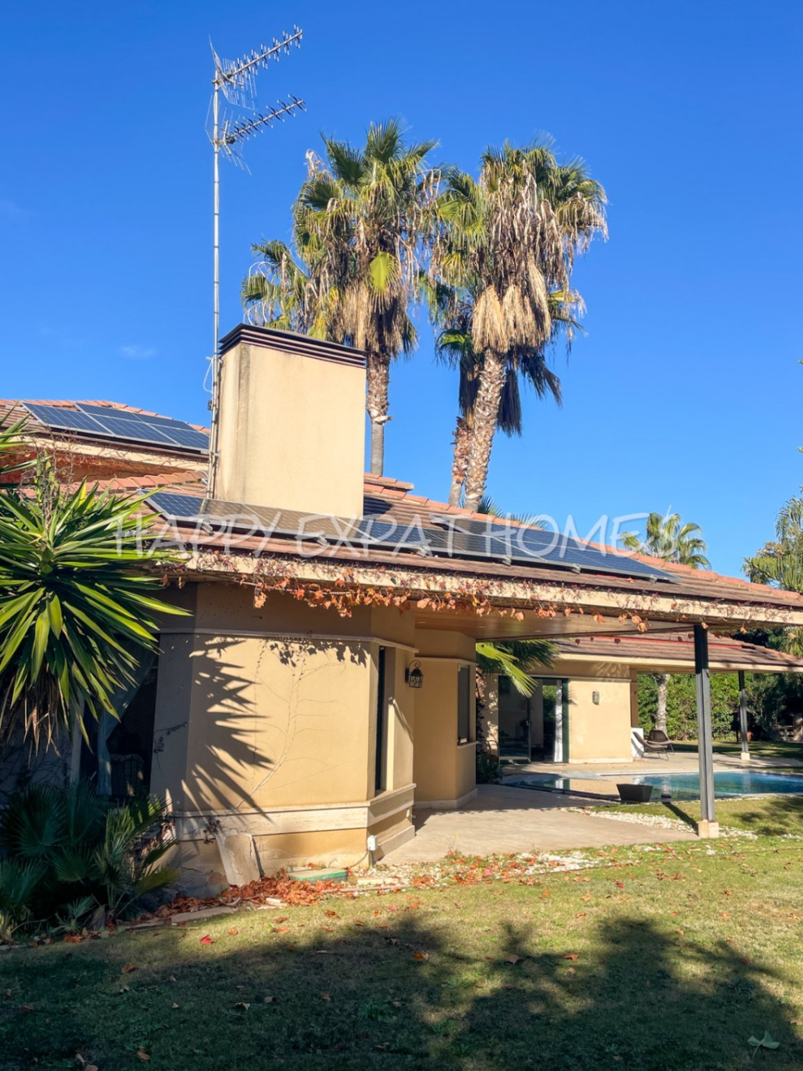 Exquisite modern-klassische Residenz mit Touristenlizenz, Energieausweis B und besonderen Merkmalen, die von David Marshall entworfen wurden, alle mit