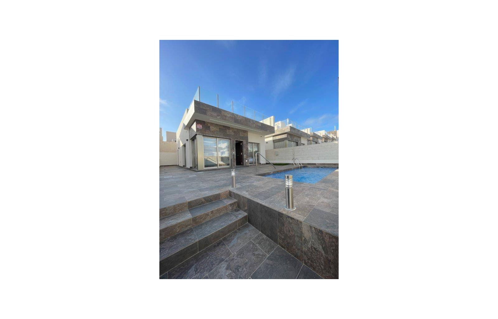  Diese Villen werden in der Nähe des belebten Einkaufszentrums La Zenia Boulevard gebaut. Sie bestehen alle aus 3 Schlafzimmern, 2 Bädern und einem So