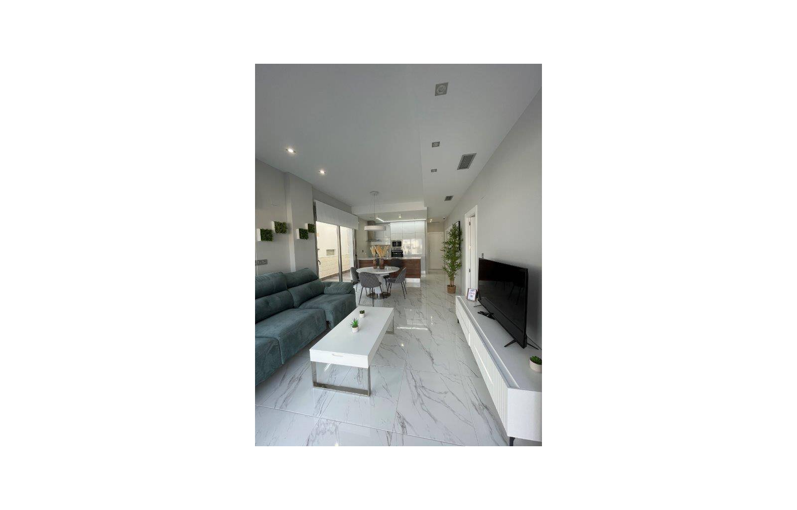  Diese Villen werden in der Nähe des belebten Einkaufszentrums La Zenia Boulevard gebaut. Sie bestehen alle aus 3 Schlafzimmern, 2 Bädern und einem So