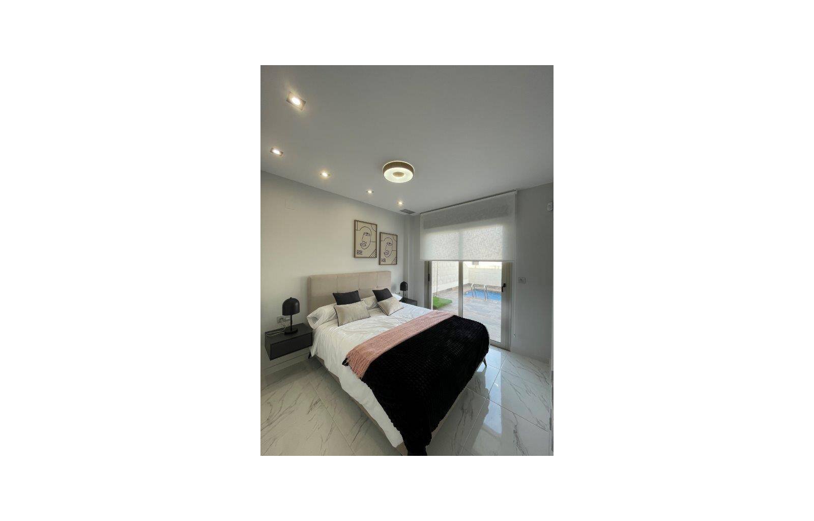  Diese Villen werden in der Nähe des belebten Einkaufszentrums La Zenia Boulevard gebaut. Sie bestehen alle aus 3 Schlafzimmern, 2 Bädern und einem So