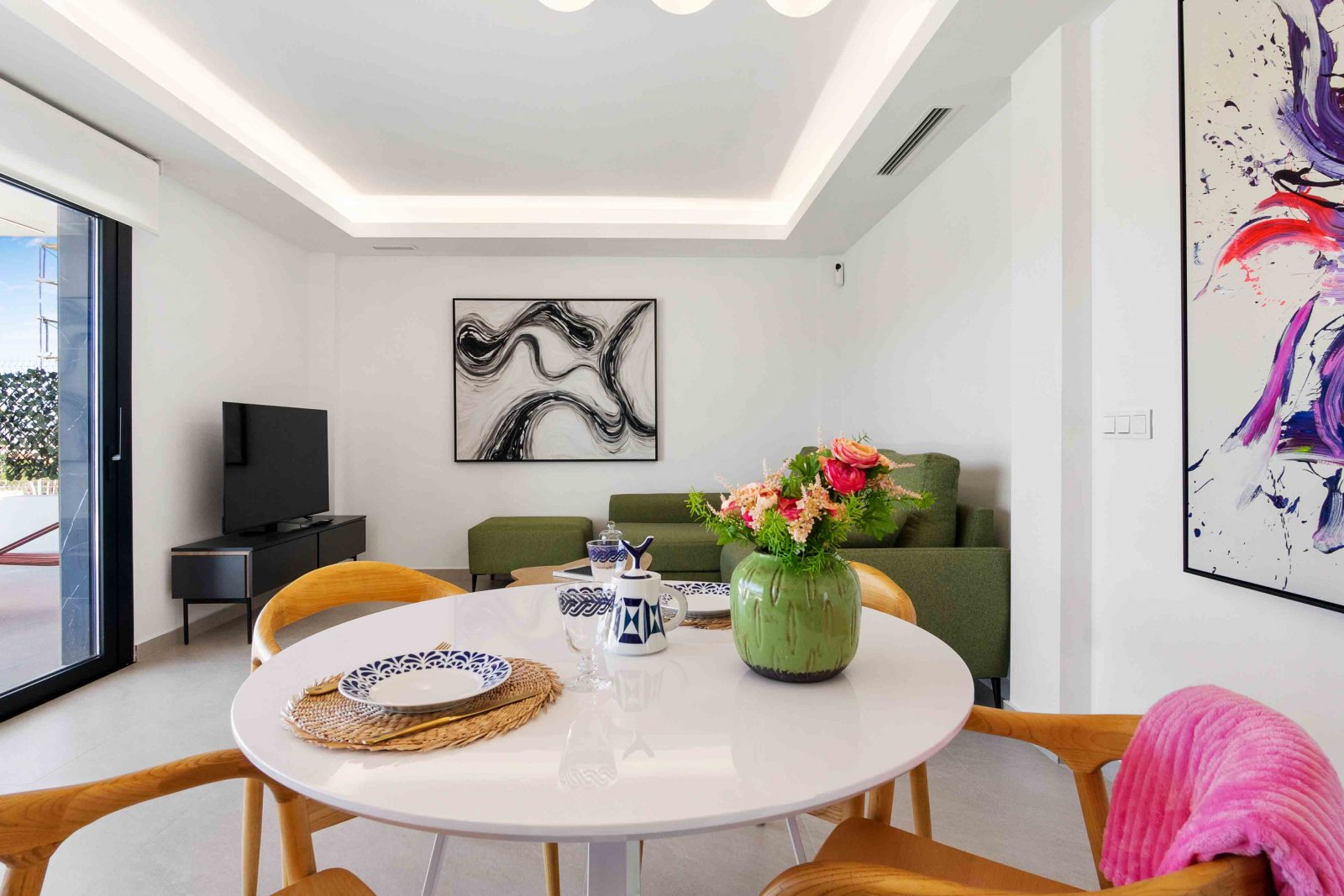  In der charmanten Stadt Rojales gelegen, bietet diese exklusive Promotion sechs freistehende Chalets, die modernes Design mit Funktionalität verbinde