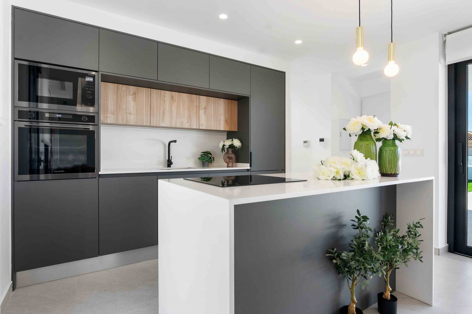  In der charmanten Stadt Rojales gelegen, bietet diese exklusive Promotion sechs freistehende Chalets, die modernes Design mit Funktionalität verbinde