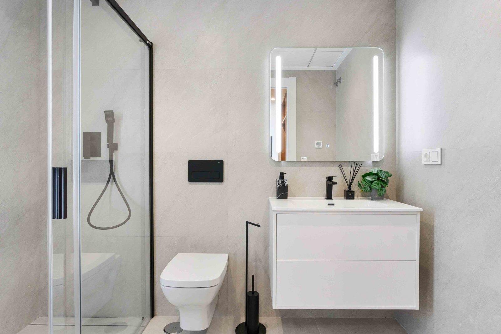  In der charmanten Stadt Rojales gelegen, bietet diese exklusive Promotion sechs freistehende Chalets, die modernes Design mit Funktionalität verbinde