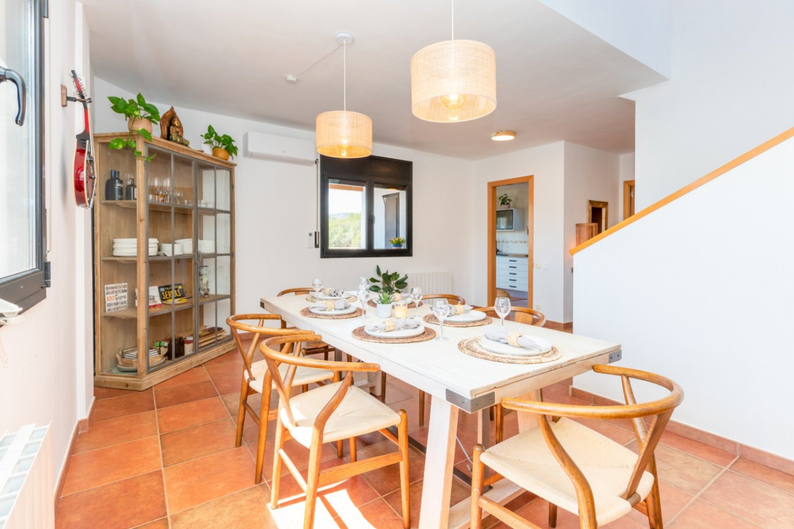 Entdecken Sie dieses geräumige Haus aus dem Jahr 2007, das 2022 renoviert wurde und über 300 m² Wohnfläche mit fantastischer Aussicht bietet. Perfekt 