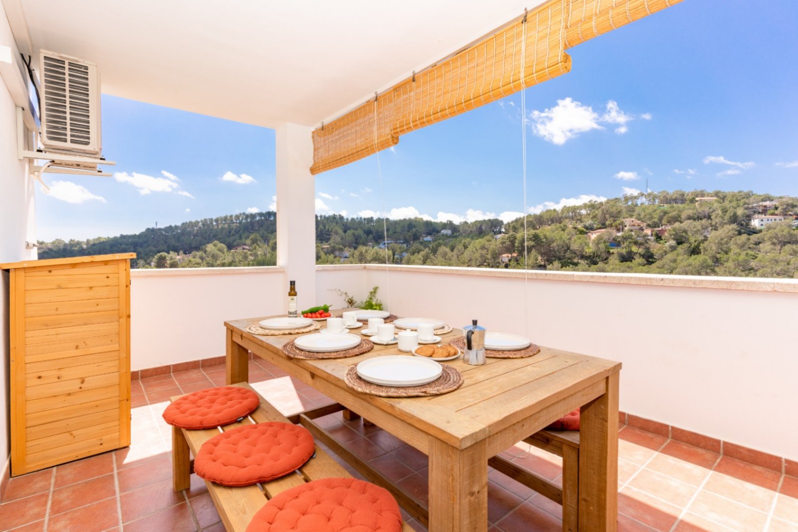 Entdecken Sie dieses geräumige Haus aus dem Jahr 2007, das 2022 renoviert wurde und über 300 m² Wohnfläche mit fantastischer Aussicht bietet. Perfekt 