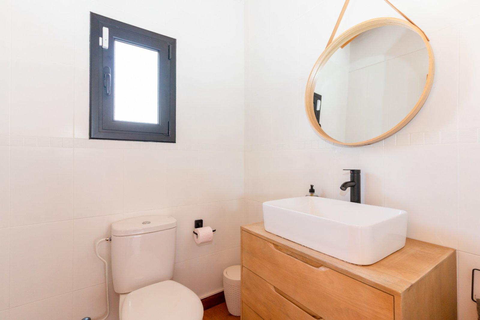 Entdecken Sie dieses geräumige Haus aus dem Jahr 2007, das 2022 renoviert wurde und über 300 m² Wohnfläche mit fantastischer Aussicht bietet. Perfekt 