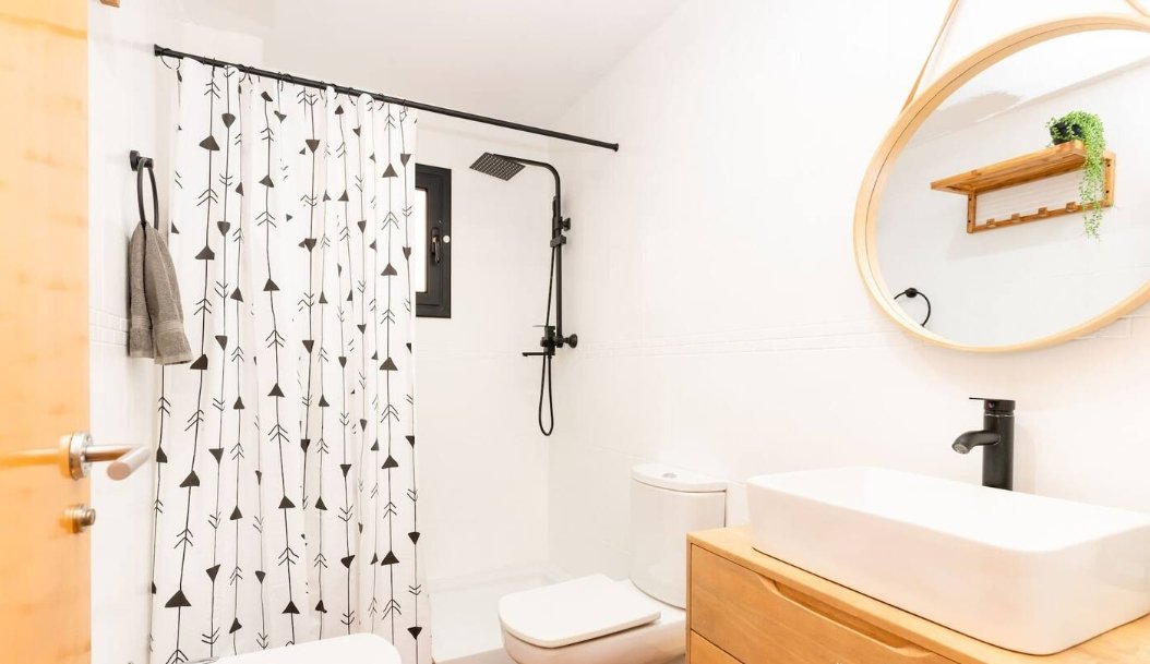 Entdecken Sie dieses geräumige Haus aus dem Jahr 2007, das 2022 renoviert wurde und über 300 m² Wohnfläche mit fantastischer Aussicht bietet. Perfekt 