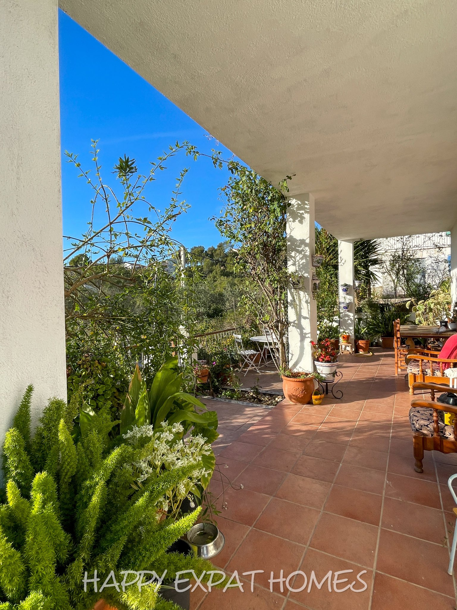 Dieses charmante große Haus in den Hügeln von Sitges hat den ganzen Tag Sonne und eine herrliche Aussicht von einer der Terrassen oder von einer Bank 