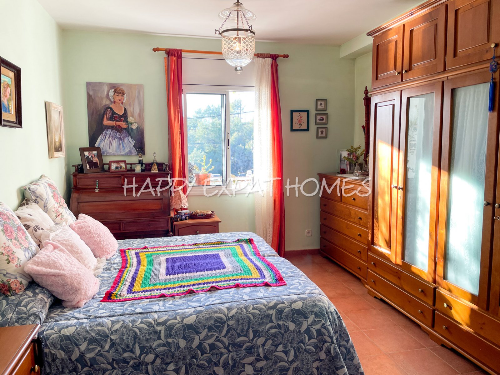 Dieses charmante große Haus in den Hügeln von Sitges hat den ganzen Tag Sonne und eine herrliche Aussicht von einer der Terrassen oder von einer Bank 
