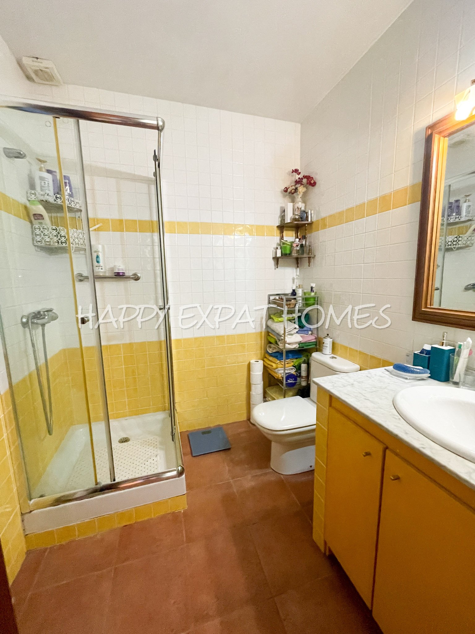 Dieses charmante große Haus in den Hügeln von Sitges hat den ganzen Tag Sonne und eine herrliche Aussicht von einer der Terrassen oder von einer Bank 