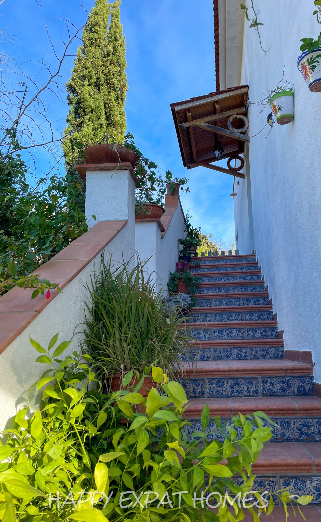 Dieses charmante große Haus in den Hügeln von Sitges hat den ganzen Tag Sonne und eine herrliche Aussicht von einer der Terrassen oder von einer Bank 