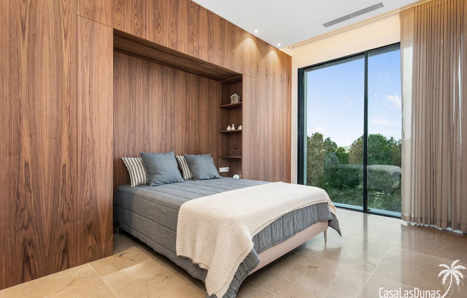  Diese wunderschöne Luxusvilla liegt in einer exklusiven Gegend, nur wenige Schritte vom Golfplatz Las Colinas entfernt. Die Villa besteht aus 4 Schla