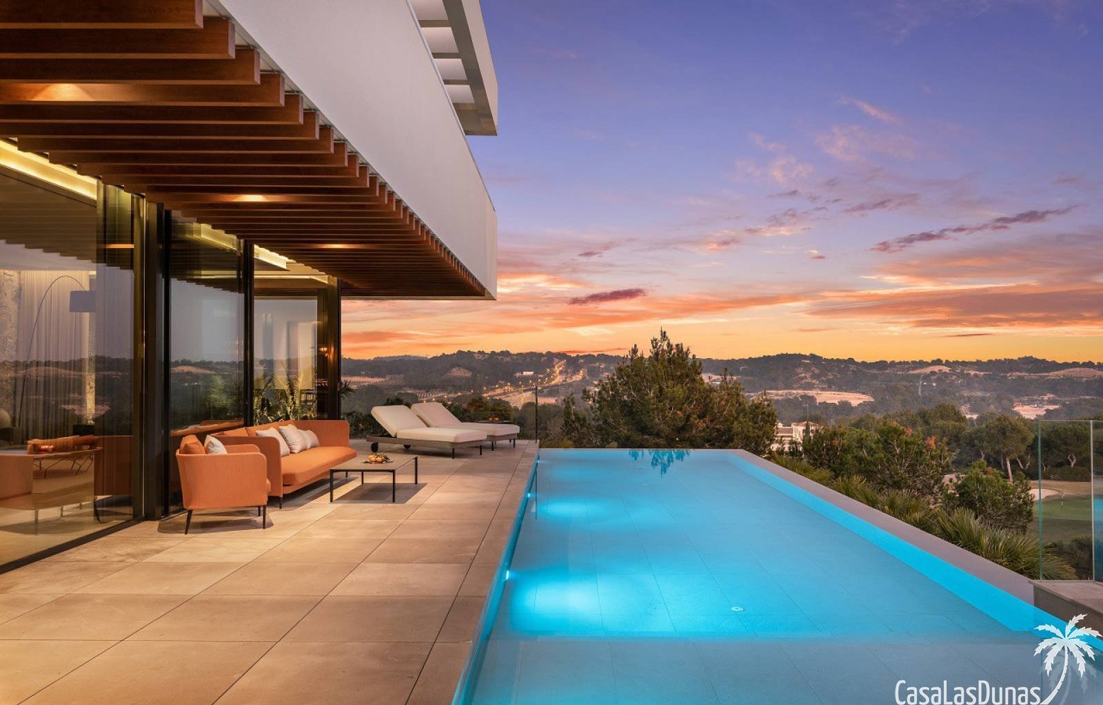  Diese wunderschöne Luxusvilla liegt in einer exklusiven Gegend, nur wenige Schritte vom Golfplatz Las Colinas entfernt. Die Villa besteht aus 4 Schla