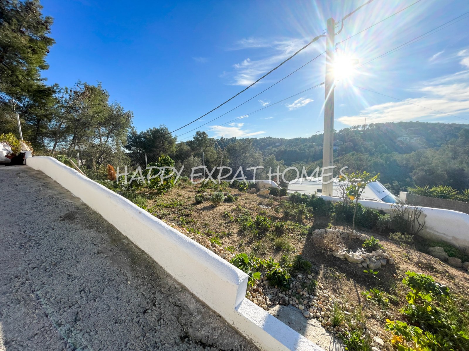 Dieses charmante große Haus in den Hügeln von Sitges hat den ganzen Tag Sonne und eine herrliche Aussicht von einer der Terrassen oder von einer Bank 