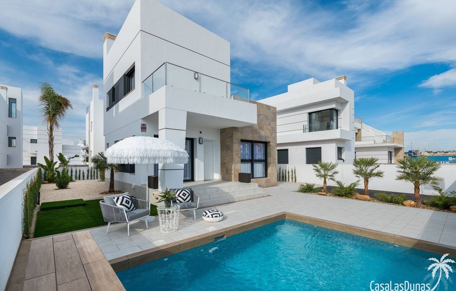  Schlüssel bereit!

 Dieses prächtige Neubauprojekt befindet sich in Los Alcázares, nur wenige Schritte vom Strand entfernt. Die Villen bestehen aus 3