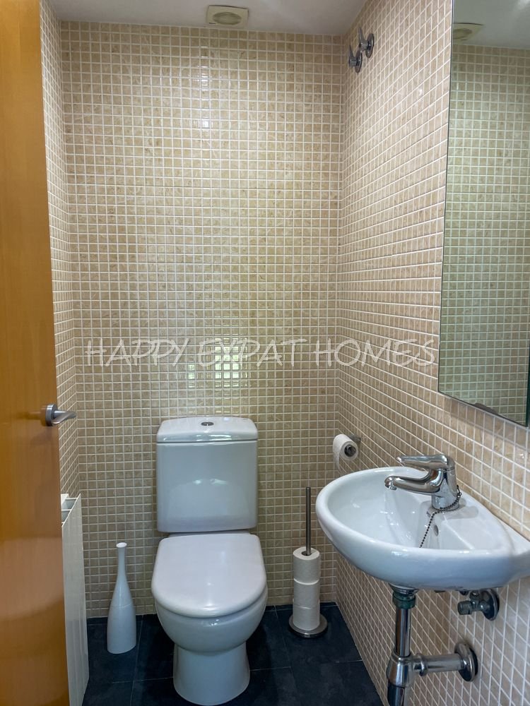 Beeindruckende Zweifamilienhaus-Hälfte mit Touristenlizenz (mit hoher Rentabilität) und Meerblick in Vallpineda.


Diese Doppelhaushälfte verfügt üb