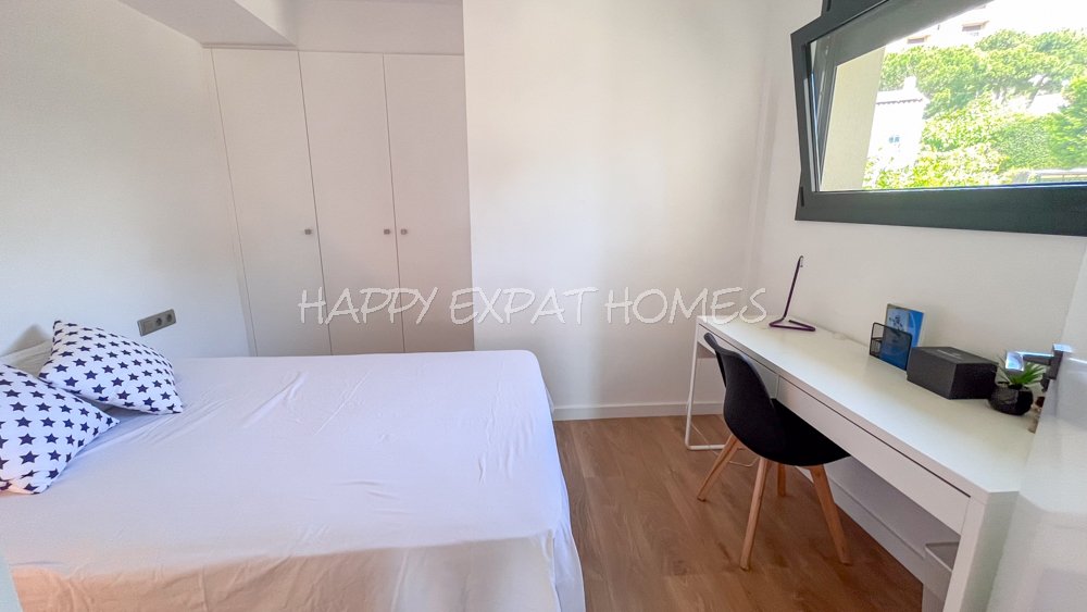 Beeindruckende Zweifamilienhaus-Hälfte mit Touristenlizenz (mit hoher Rentabilität) und Meerblick in Vallpineda.


Diese Doppelhaushälfte verfügt üb