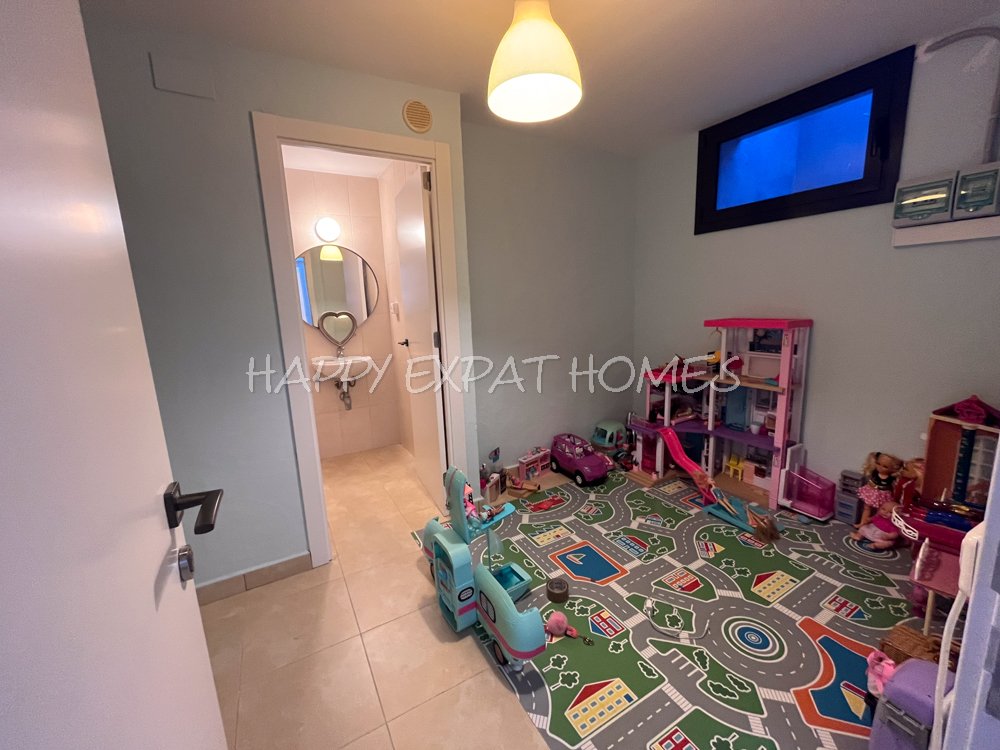 Beeindruckende Zweifamilienhaus-Hälfte mit Touristenlizenz (mit hoher Rentabilität) und Meerblick in Vallpineda.


Diese Doppelhaushälfte verfügt üb