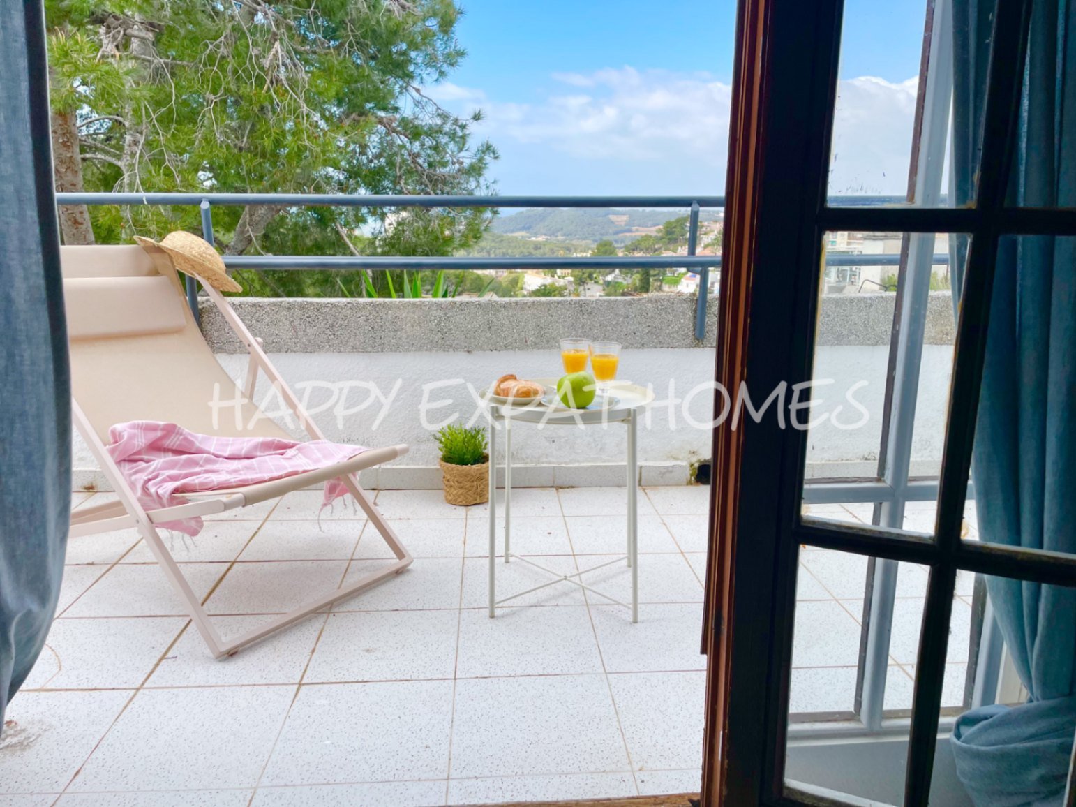 Unglaubliches Doppelhaus mit TOURISTISCHER LIZENZ und privatem Wald. Mit etwas Liebe und einigen Renovierungen hat diese Immobilie das Potenzial, eine