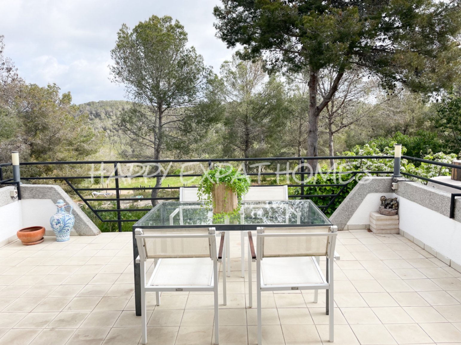 Unglaubliches Doppelhaus mit TOURISTISCHER LIZENZ und privatem Wald. Mit etwas Liebe und einigen Renovierungen hat diese Immobilie das Potenzial, eine