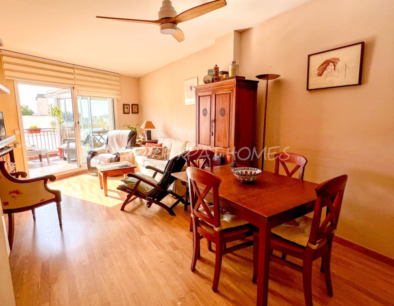 Helle 2-Zimmer-Wohnung mit großer Terrasse
Diese charmante und sonnige Wohnung befindet sich nur 2 Gehminuten vom Bahnhof und vom Stadtzentrum entfern