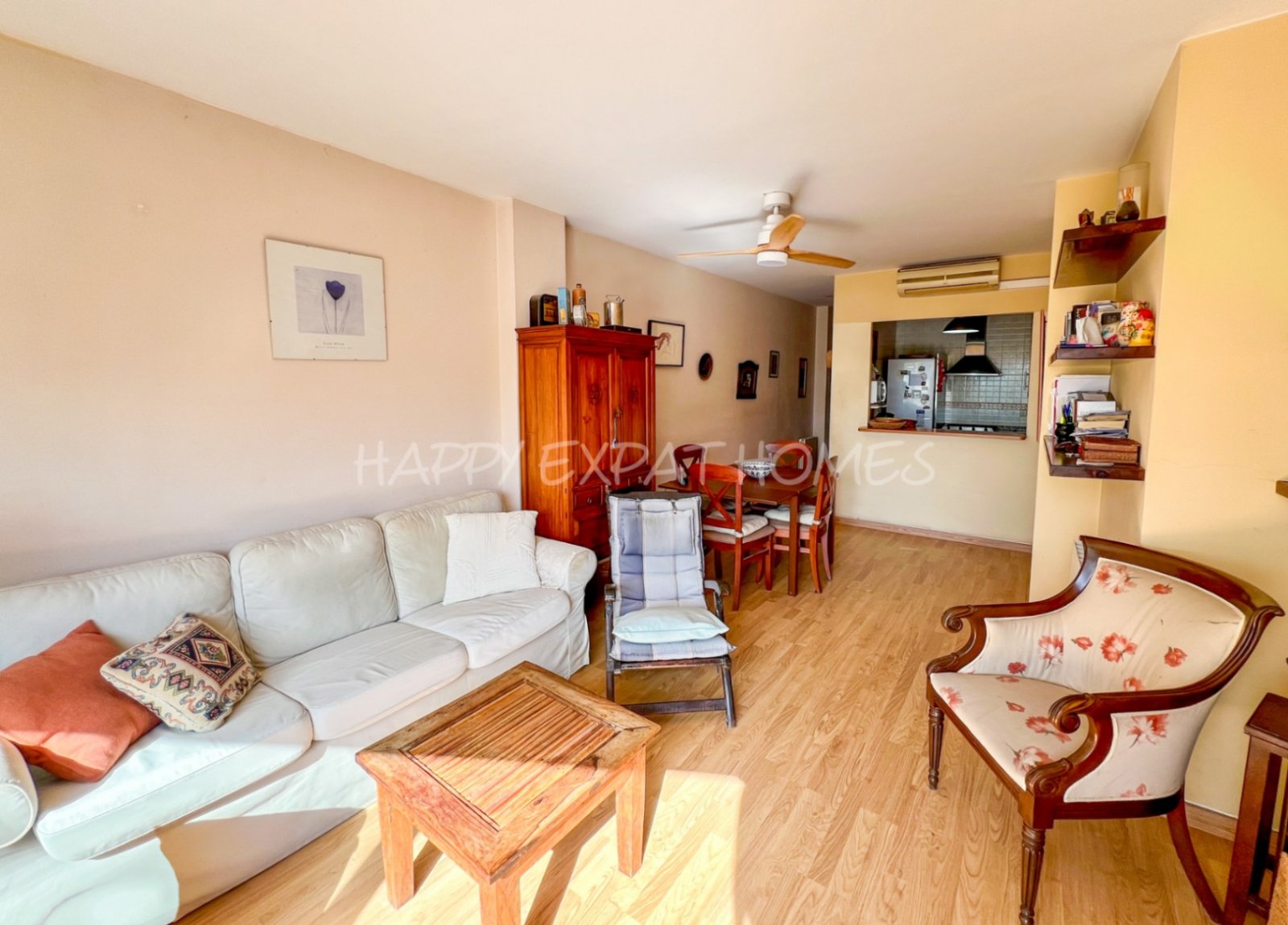 Helle 2-Zimmer-Wohnung mit großer Terrasse
Diese charmante und sonnige Wohnung befindet sich nur 2 Gehminuten vom Bahnhof und vom Stadtzentrum entfern