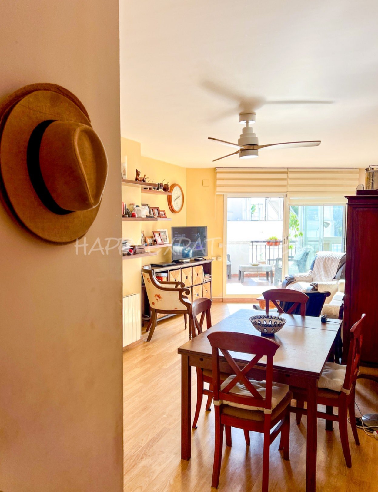 Helle 2-Zimmer-Wohnung mit großer Terrasse
Diese charmante und sonnige Wohnung befindet sich nur 2 Gehminuten vom Bahnhof und vom Stadtzentrum entfern