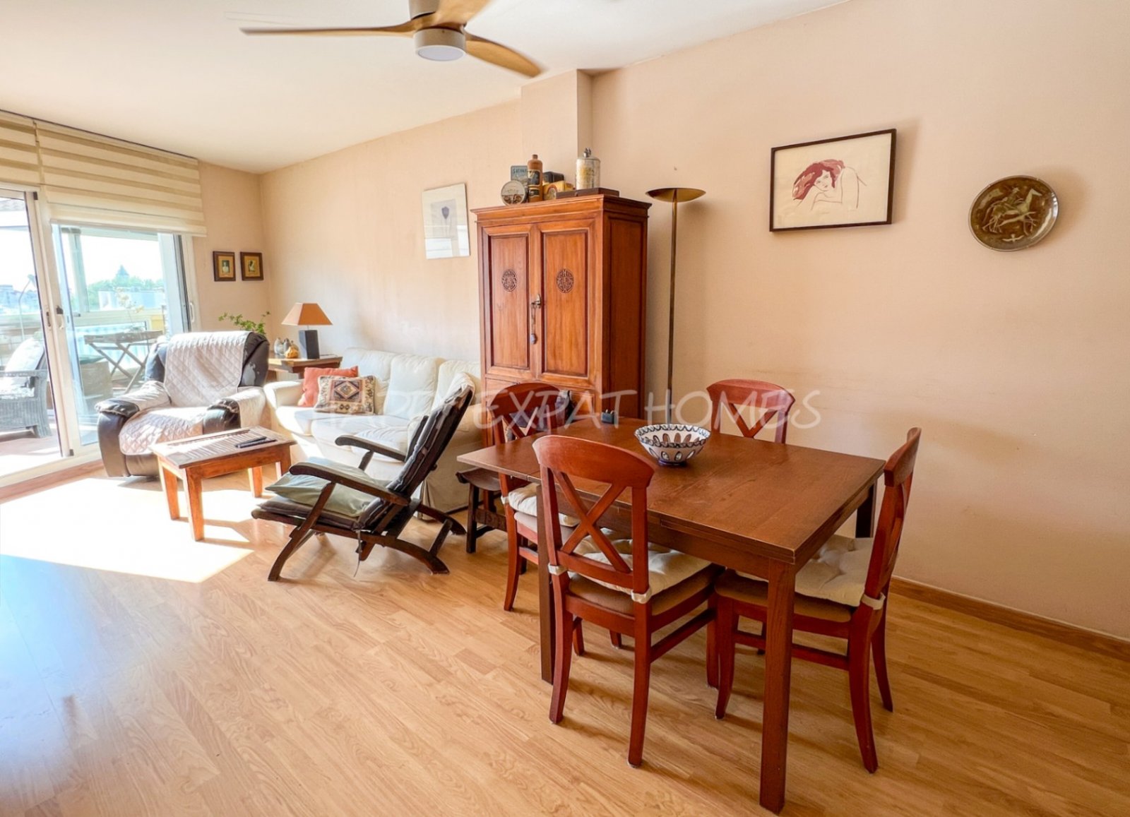 Helle 2-Zimmer-Wohnung mit großer Terrasse
Diese charmante und sonnige Wohnung befindet sich nur 2 Gehminuten vom Bahnhof und vom Stadtzentrum entfern