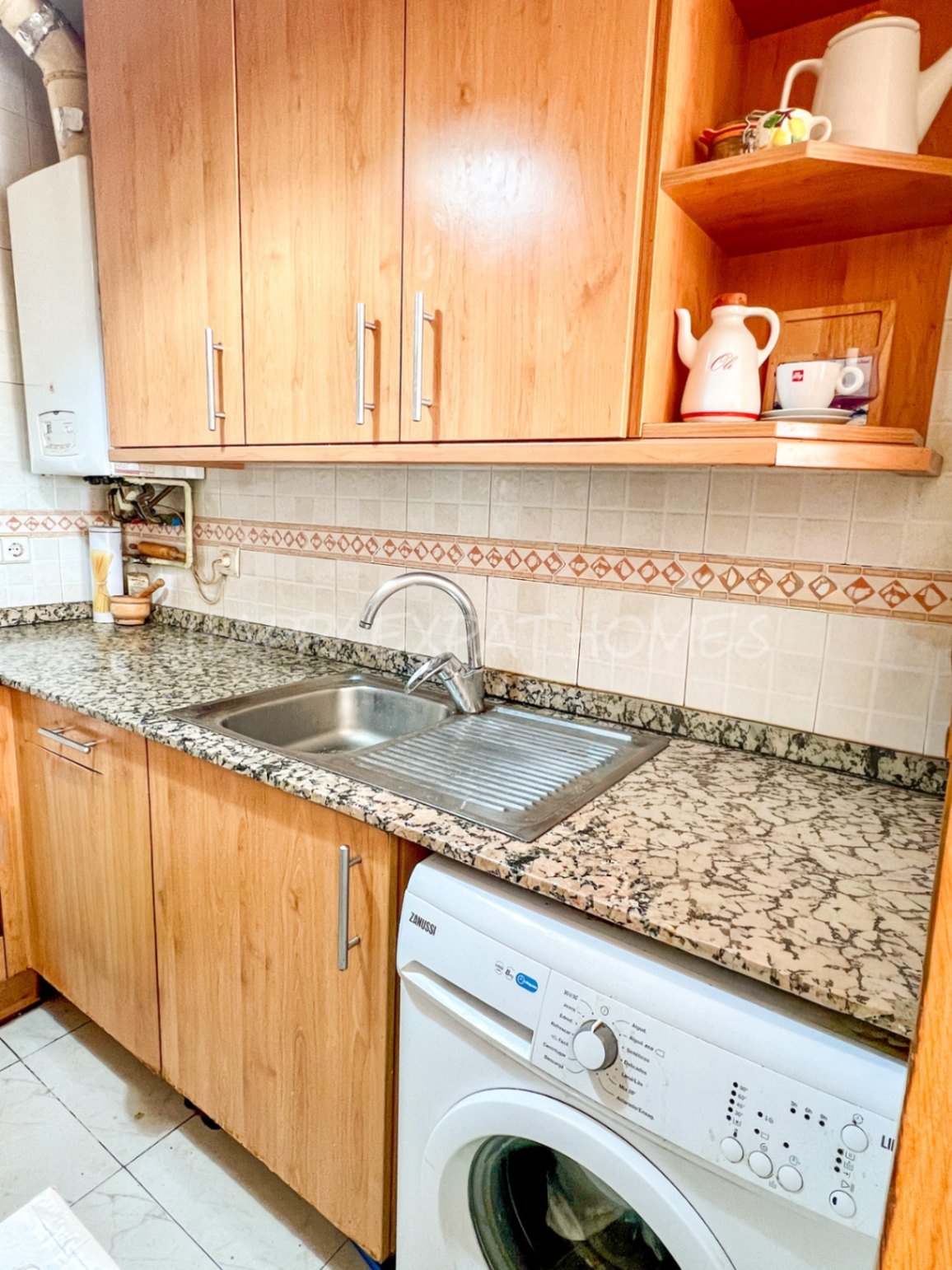 Helle 2-Zimmer-Wohnung mit großer Terrasse
Diese charmante und sonnige Wohnung befindet sich nur 2 Gehminuten vom Bahnhof und vom Stadtzentrum entfern