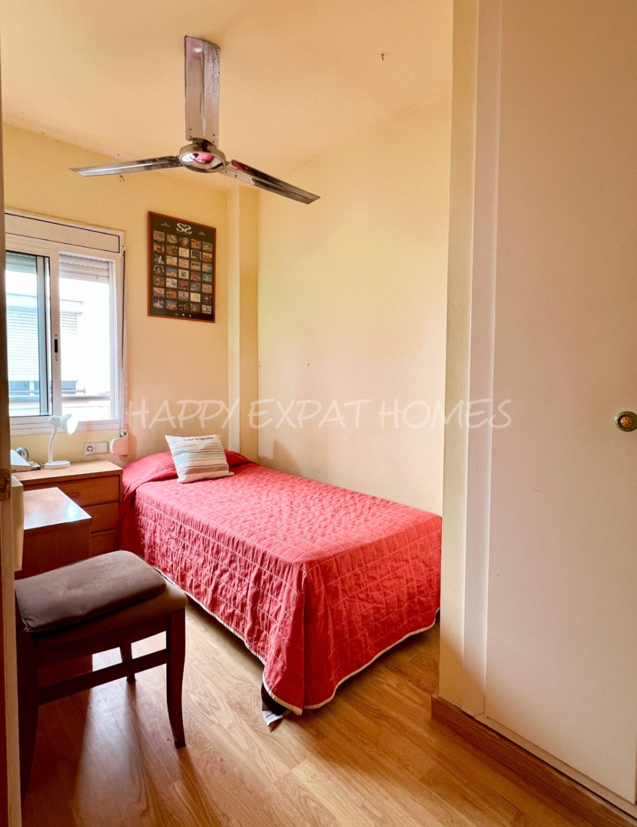 Helle 2-Zimmer-Wohnung mit großer Terrasse
Diese charmante und sonnige Wohnung befindet sich nur 2 Gehminuten vom Bahnhof und vom Stadtzentrum entfern