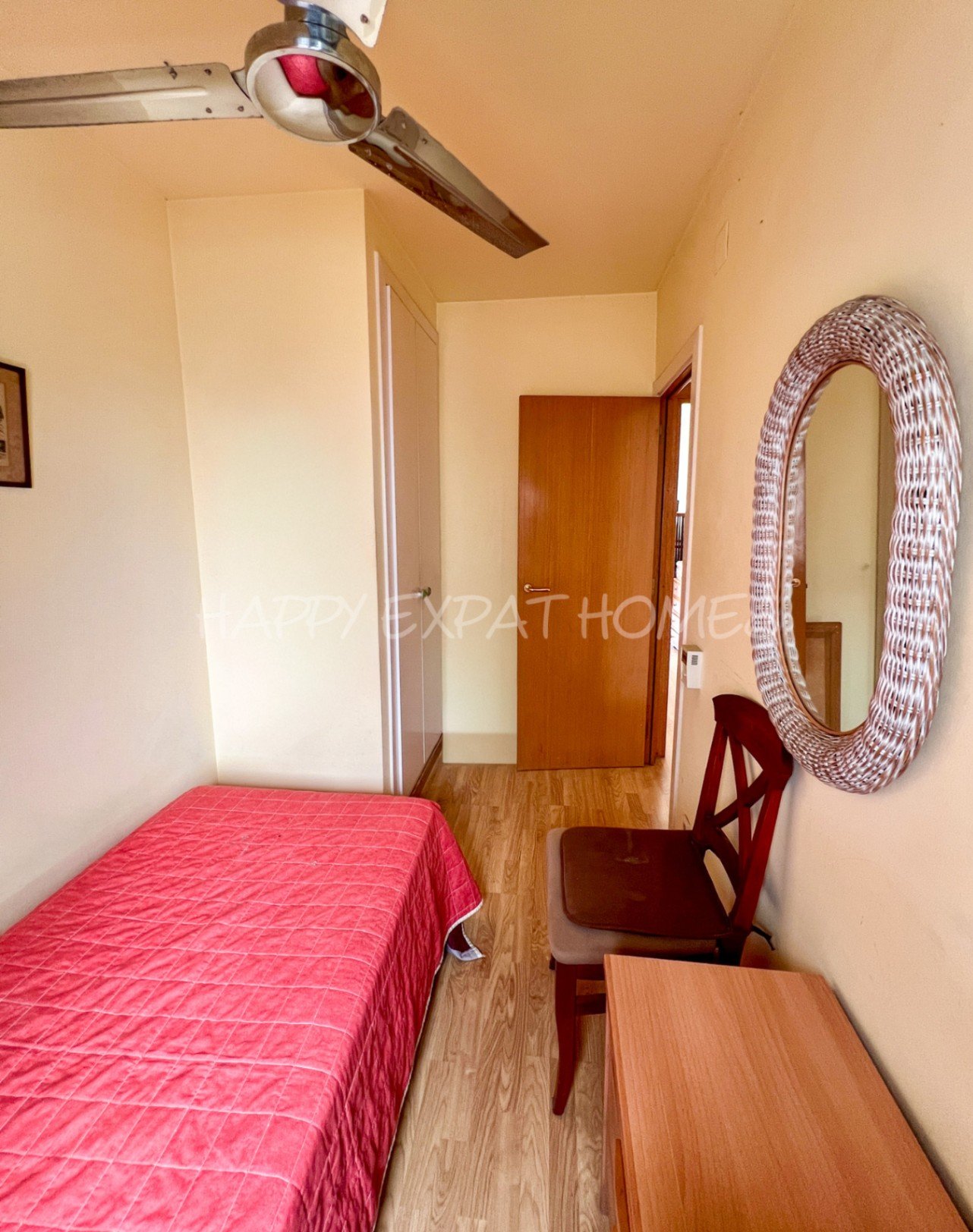 Helle 2-Zimmer-Wohnung mit großer Terrasse
Diese charmante und sonnige Wohnung befindet sich nur 2 Gehminuten vom Bahnhof und vom Stadtzentrum entfern