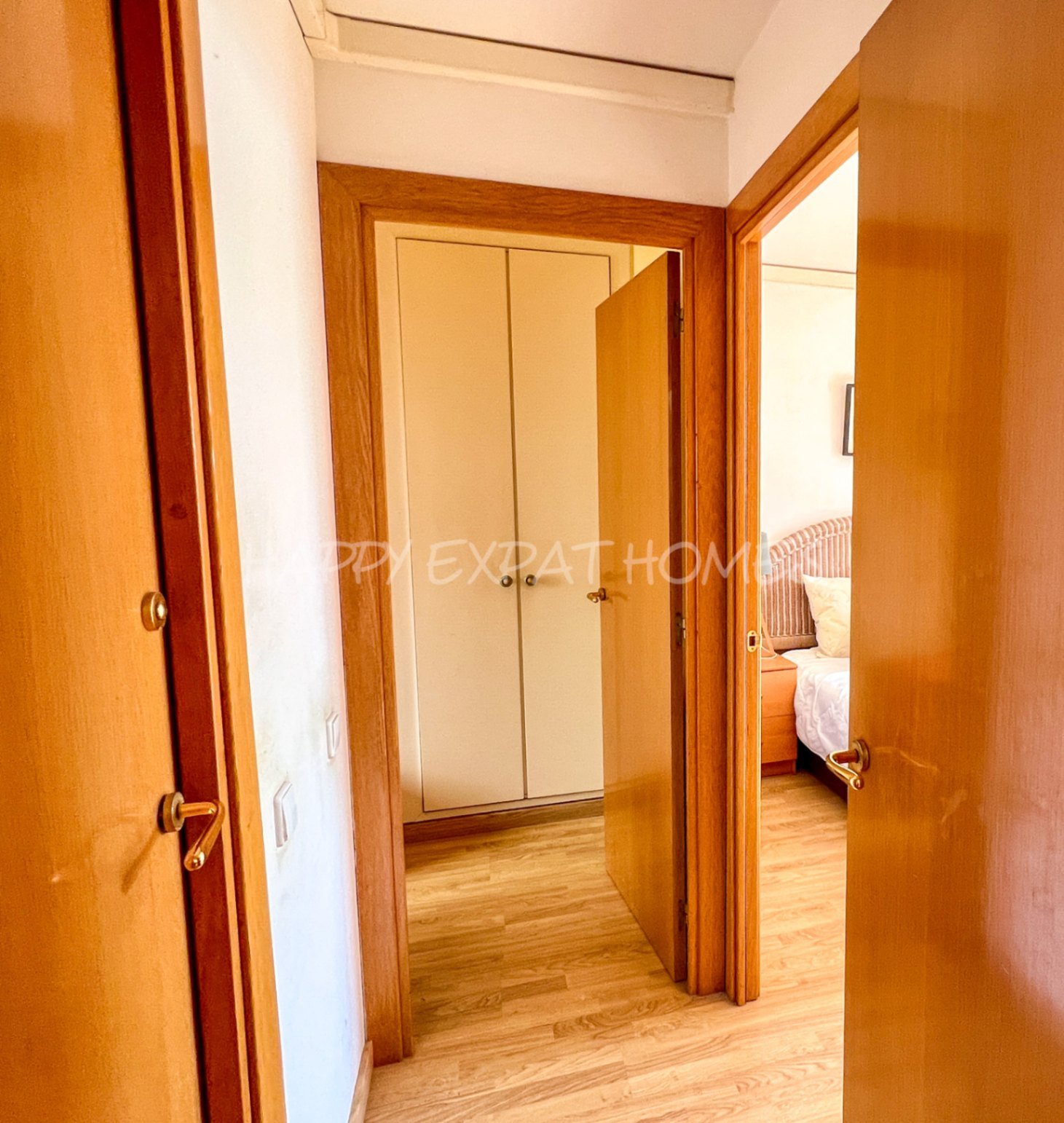 Helle 2-Zimmer-Wohnung mit großer Terrasse
Diese charmante und sonnige Wohnung befindet sich nur 2 Gehminuten vom Bahnhof und vom Stadtzentrum entfern