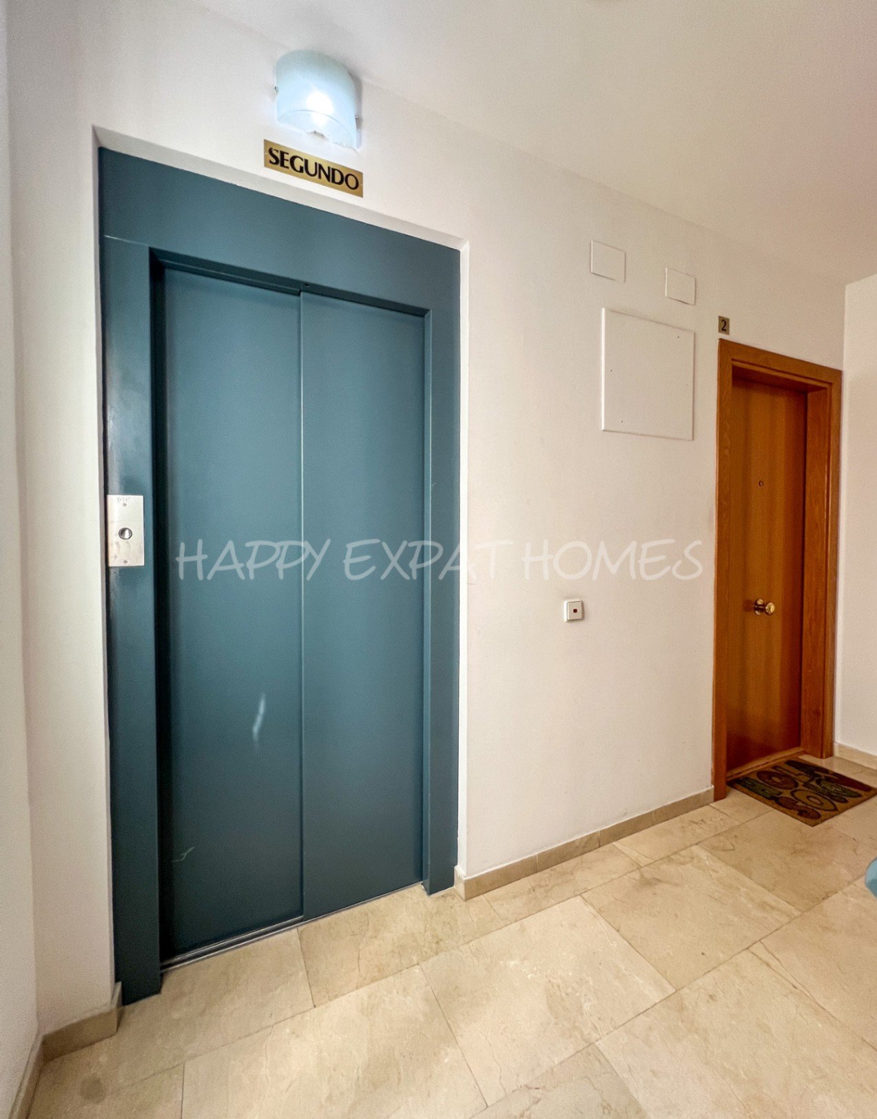 Helle 2-Zimmer-Wohnung mit großer Terrasse
Diese charmante und sonnige Wohnung befindet sich nur 2 Gehminuten vom Bahnhof und vom Stadtzentrum entfern