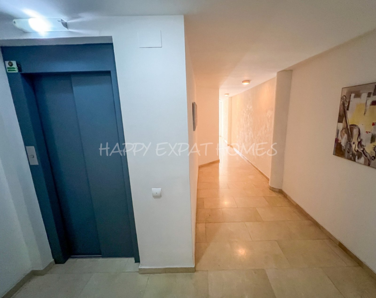 Helle 2-Zimmer-Wohnung mit großer Terrasse
Diese charmante und sonnige Wohnung befindet sich nur 2 Gehminuten vom Bahnhof und vom Stadtzentrum entfern