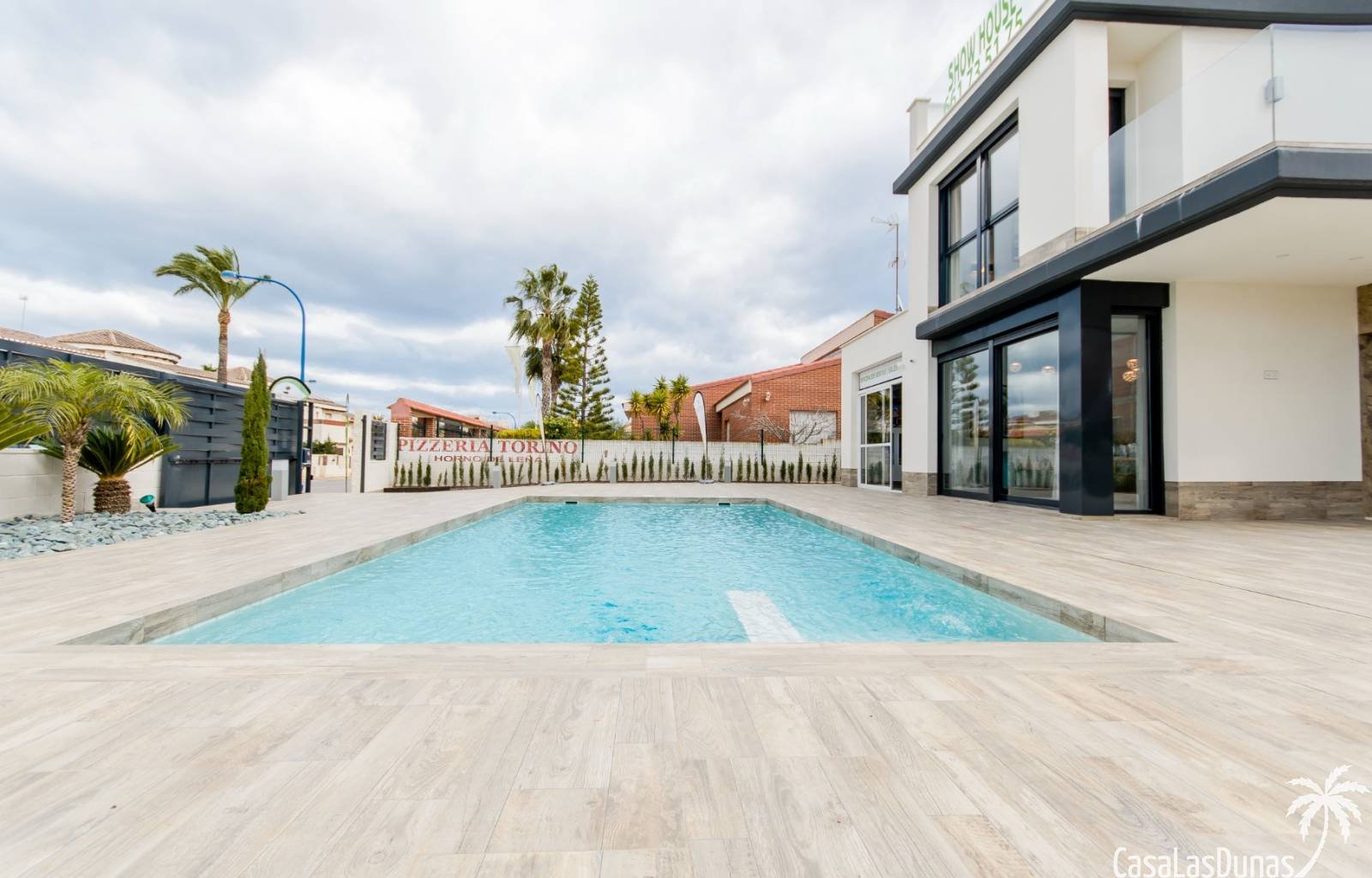  Wirklich eine hervorragende Villa auf einem Grundstück von 440 m2 und mit 153 m2 Nutzfläche! Diese Villa mit 4 Schlafzimmern, 3 Bädern und einer Stan