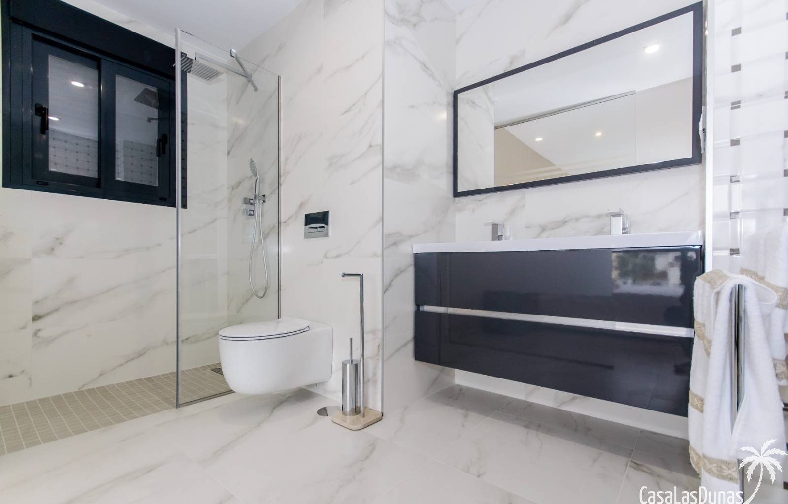  Wirklich eine hervorragende Villa auf einem Grundstück von 440 m2 und mit 153 m2 Nutzfläche! Diese Villa mit 4 Schlafzimmern, 3 Bädern und einer Stan