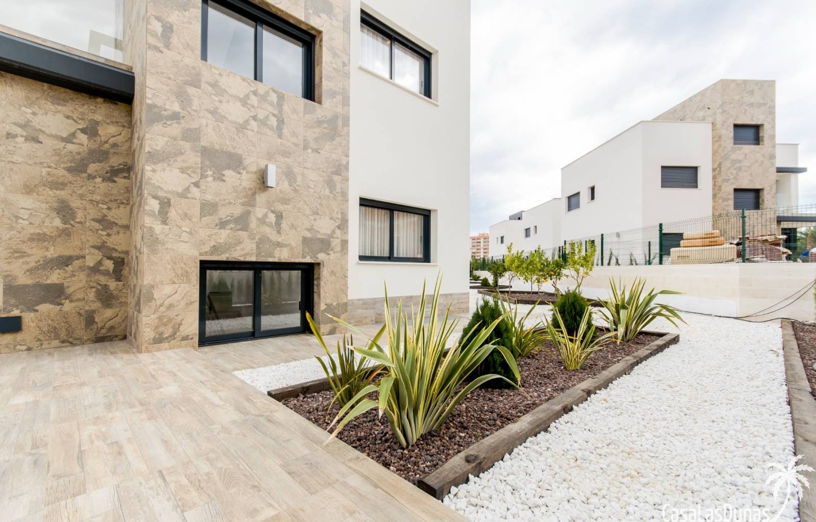  Wirklich eine hervorragende Villa auf einem Grundstück von 440 m2 und mit 153 m2 Nutzfläche! Diese Villa mit 4 Schlafzimmern, 3 Bädern und einer Stan