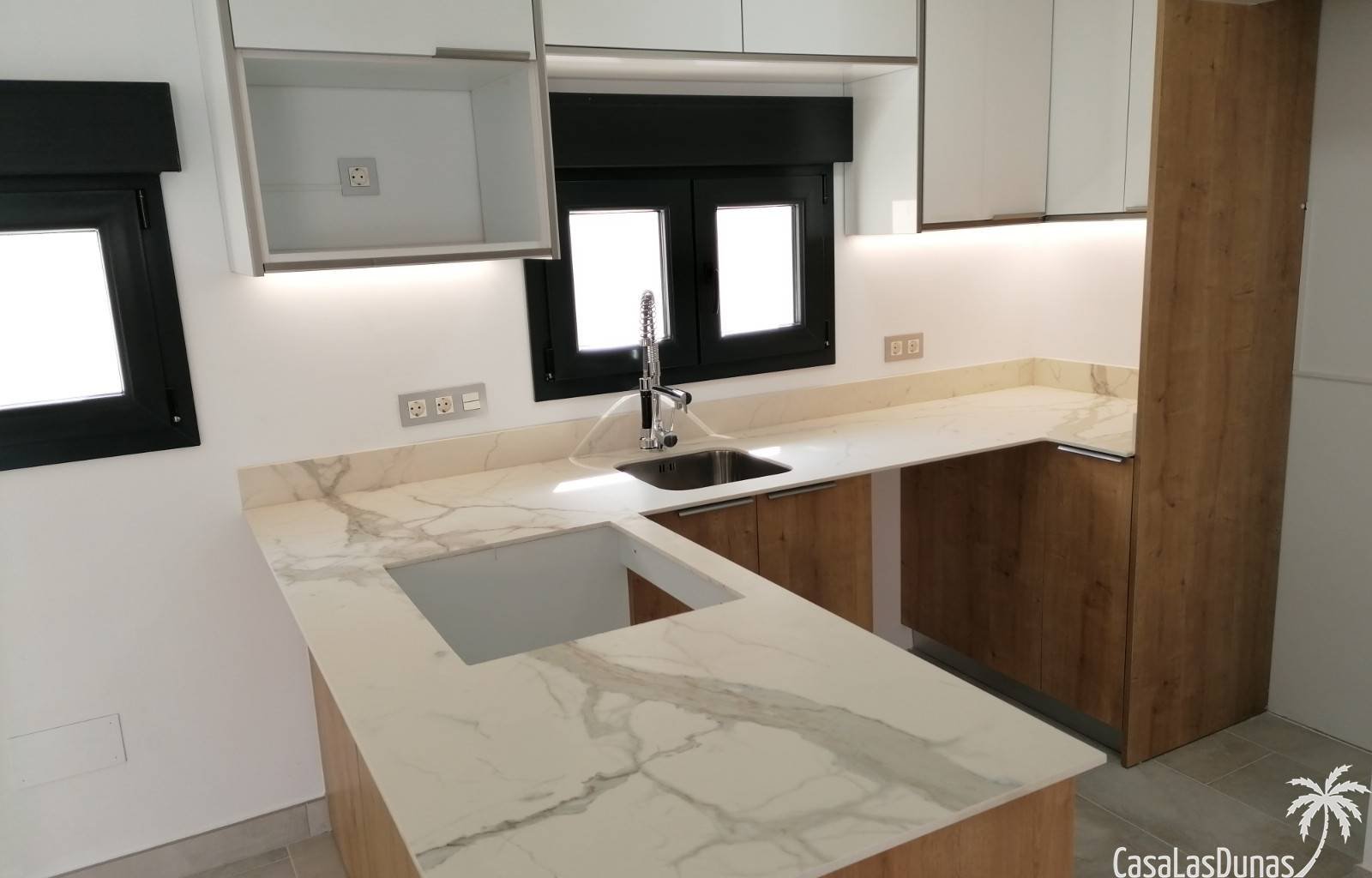  Diese schöne Villa liegt nur 100 Meter vom Sandstrand von La Mata entfernt. Das Haus hat 3 Etagen, auf denen die 3 Schlafzimmer und 4 Badezimmer vert