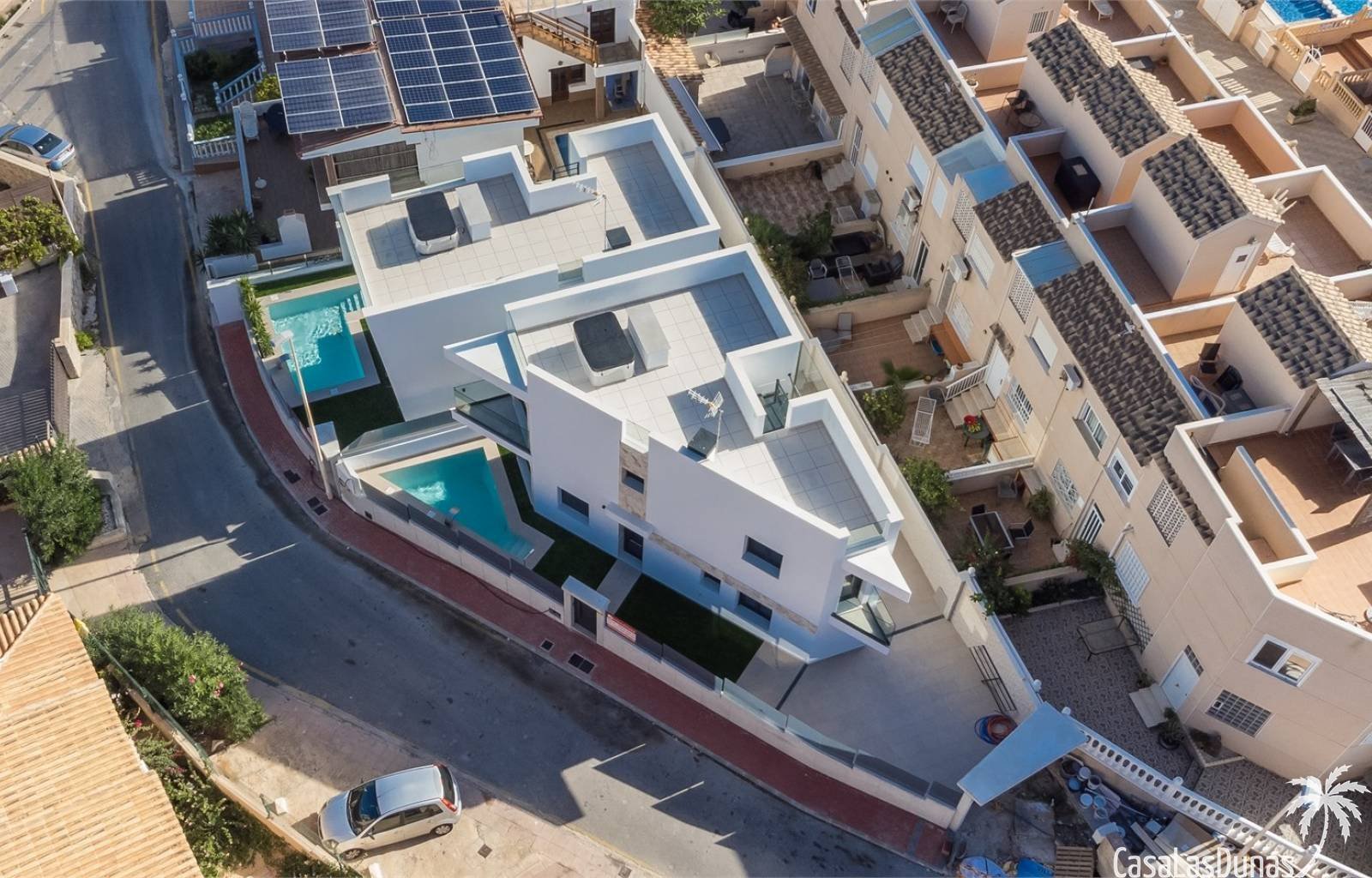  Diese schöne Villa liegt nur 100 Meter vom Sandstrand von La Mata entfernt. Das Haus hat 3 Etagen, auf denen die 3 Schlafzimmer und 4 Badezimmer vert