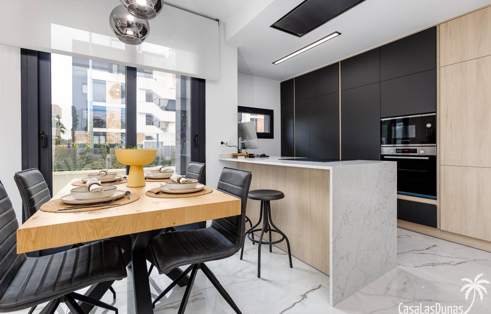  Diese neue Wohnanlage besteht aus 106 Wohnungen mit großen Terrassen. Komplett eingerichtete Apartments mit 2 Schlafzimmern und 2 Bädern und Penthäus