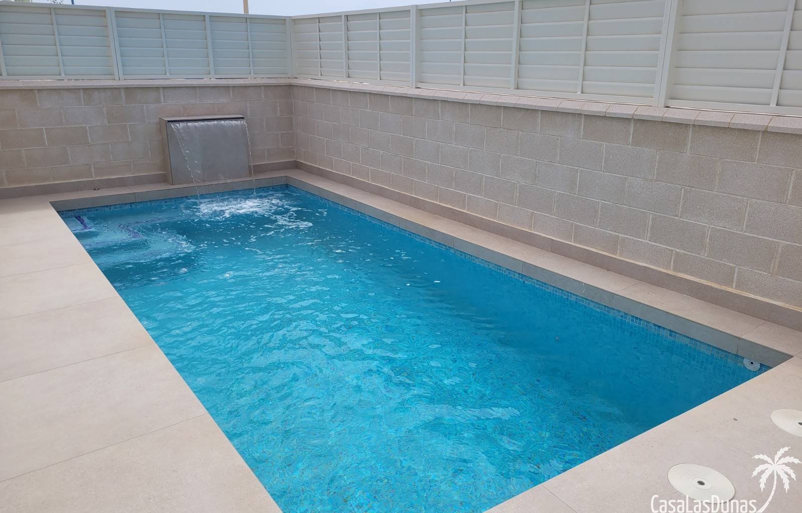  In dieser wunderschönen Villa am Strand atmen Sie das Meer, die Wärme, aber vor allem die Fantasie und Ruhe. Es ist nur 200 Meter (!) von einem wunde