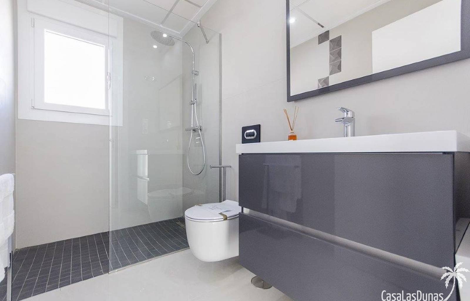  In dieser wunderschönen Villa am Strand atmen Sie Meer, Wärme, aber vor allem Fantasie und Ruhe. Es ist nur 200 Meter (!) von einem wunderschönen Str