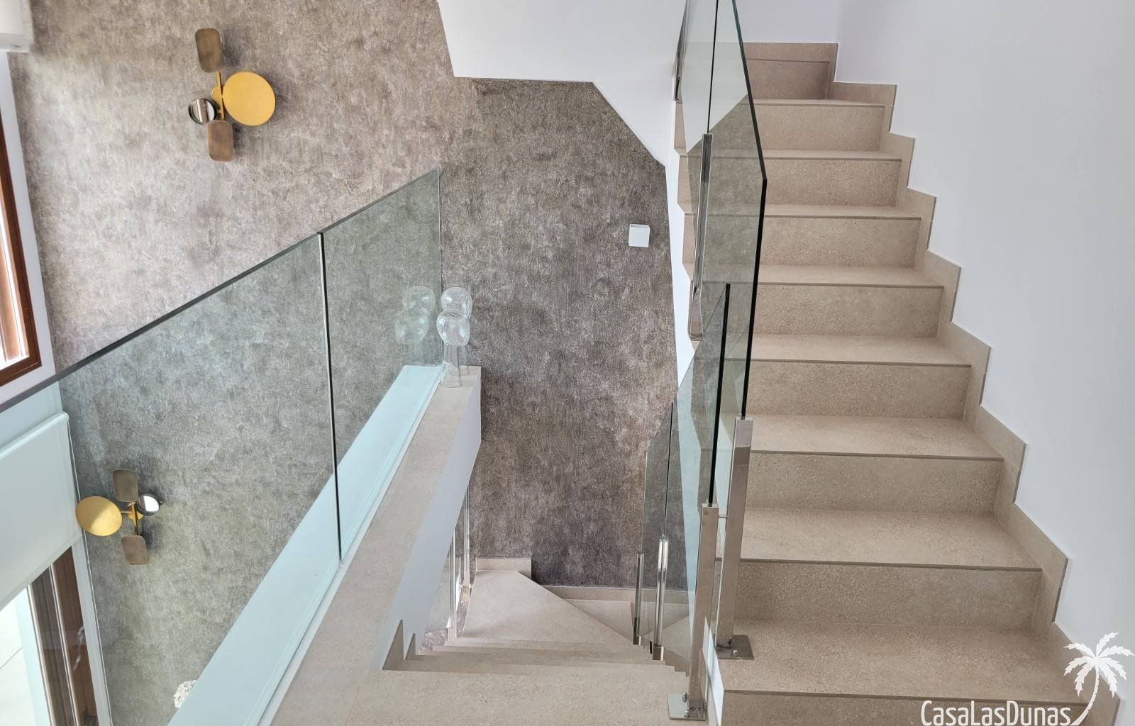  In dieser wunderschönen Villa am Strand atmen Sie Meer, Wärme, aber vor allem Fantasie und Ruhe. Es ist nur 200 Meter (!) von einem wunderschönen Str